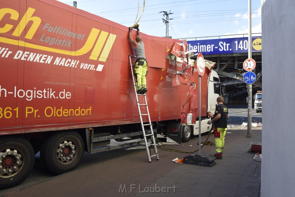 LKW blieb unter Bruecke haengen Koeln Deutz Opladenerstr Deutz Muelheimerstr P118.JPG - Miklos Laubert